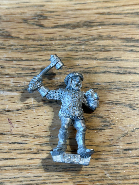 WARHAMMER CITADEL MM60 23
w. Hammer & Shield fighter empire