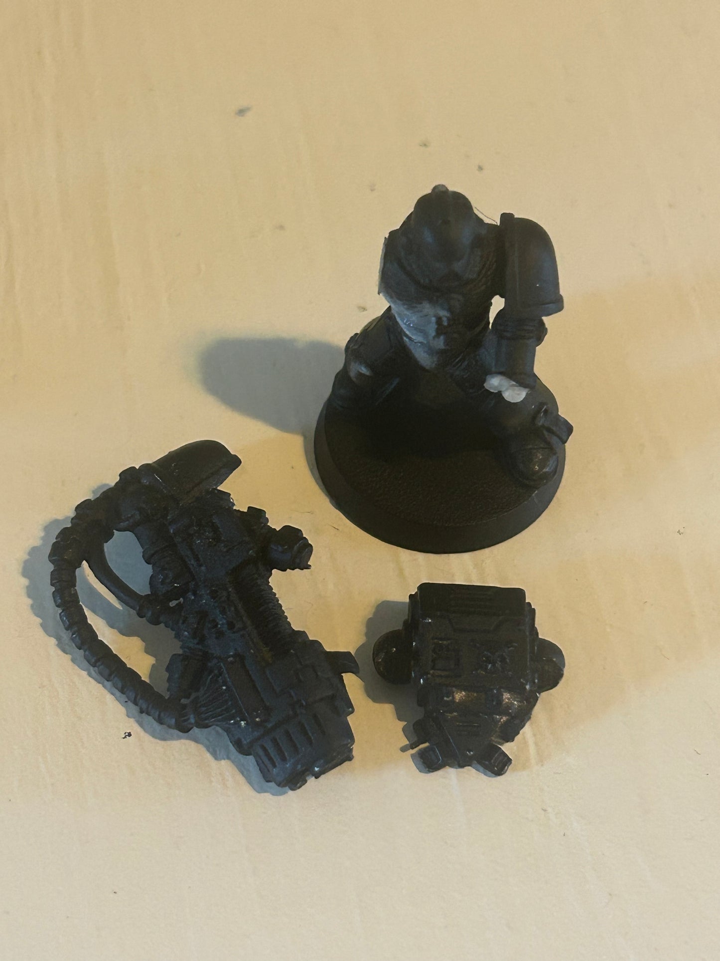 Warhammer 40k space marine devastator with heavy plasma (marine is plastic, backpack and gun are metal)