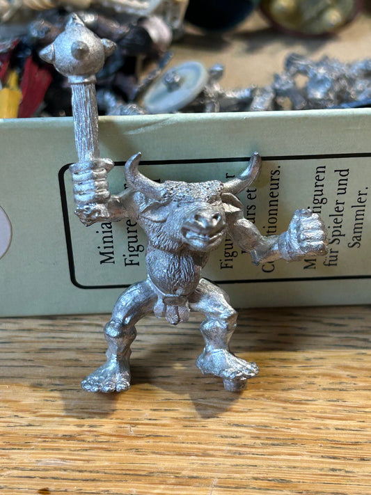 Citadel Warhammer 80s Marauder MM42 Minotaur B with mace