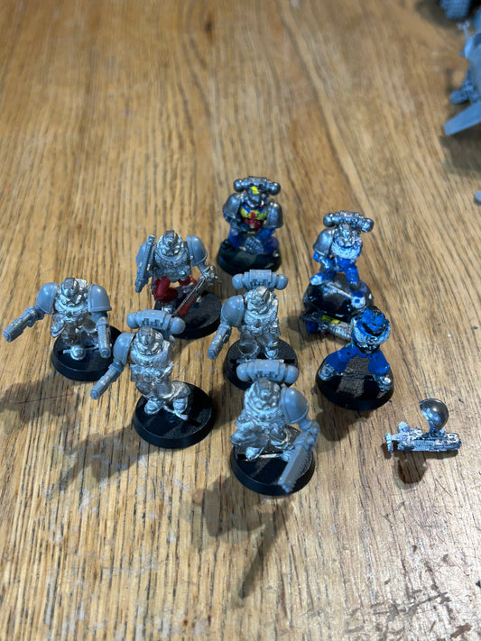 Warhammer 40k space marines x8 (missing some of the plastic parts)