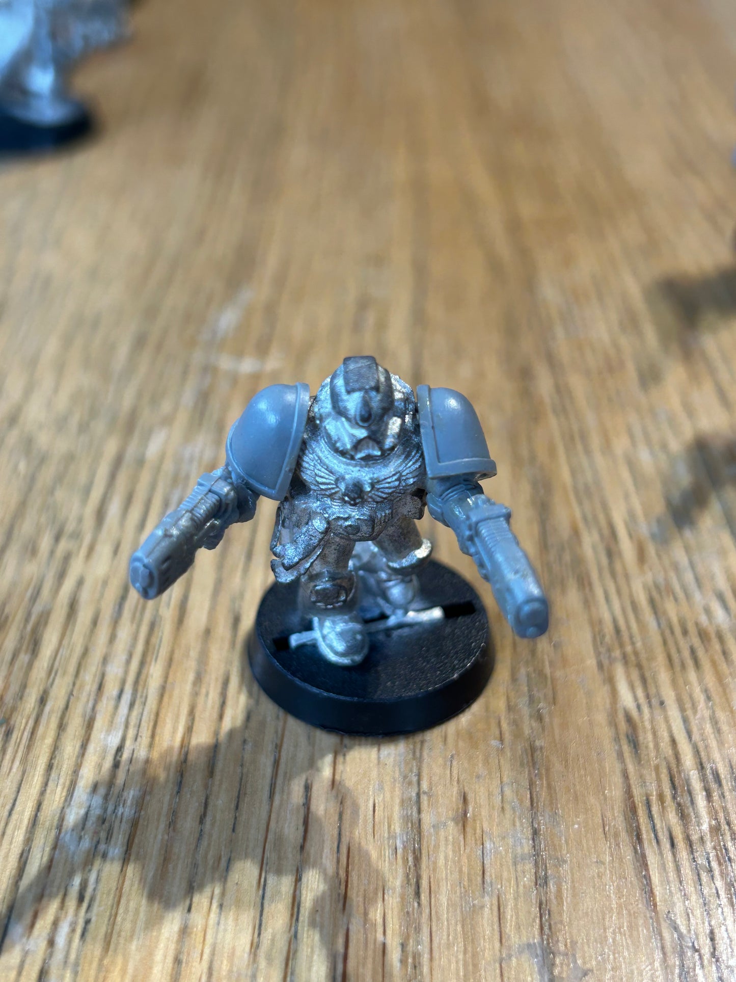 Warhammer 40k space marines x8 (missing some of the plastic parts)