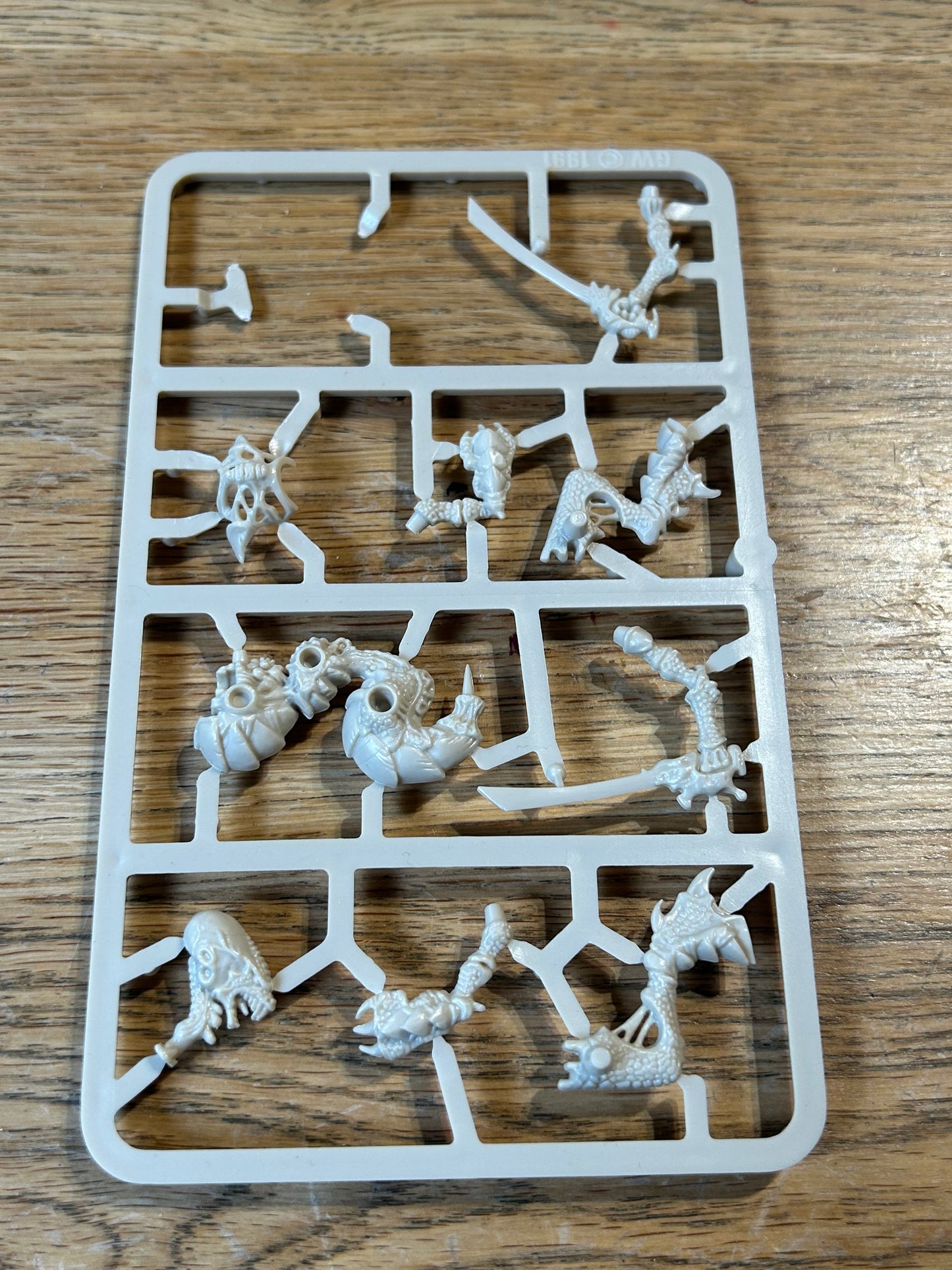 Rogue trader warhammer 40k Tyranid sprue (missing the gun, but can be assembled with the two bone swords and 2 claws)