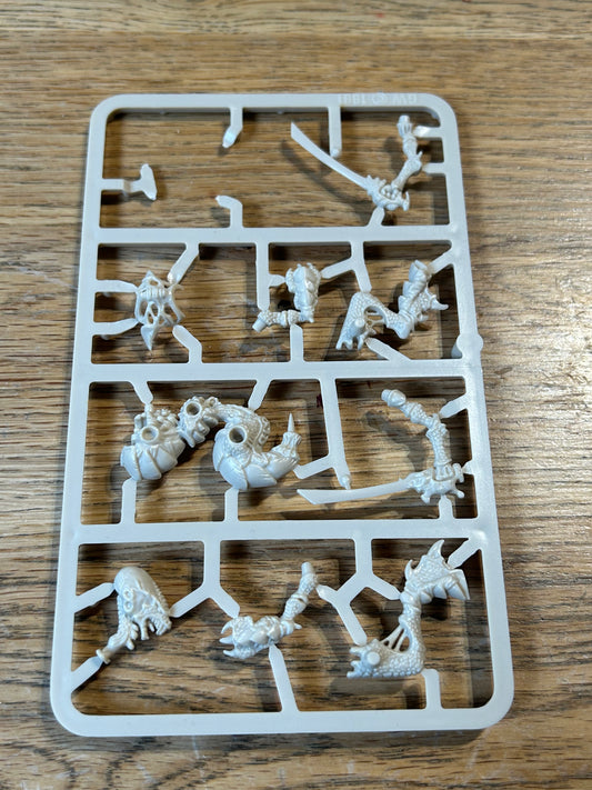 Rogue trader warhammer 40k Tyranid sprue (missing the gun, but can be assembled with the two bone swords and 2 claws)