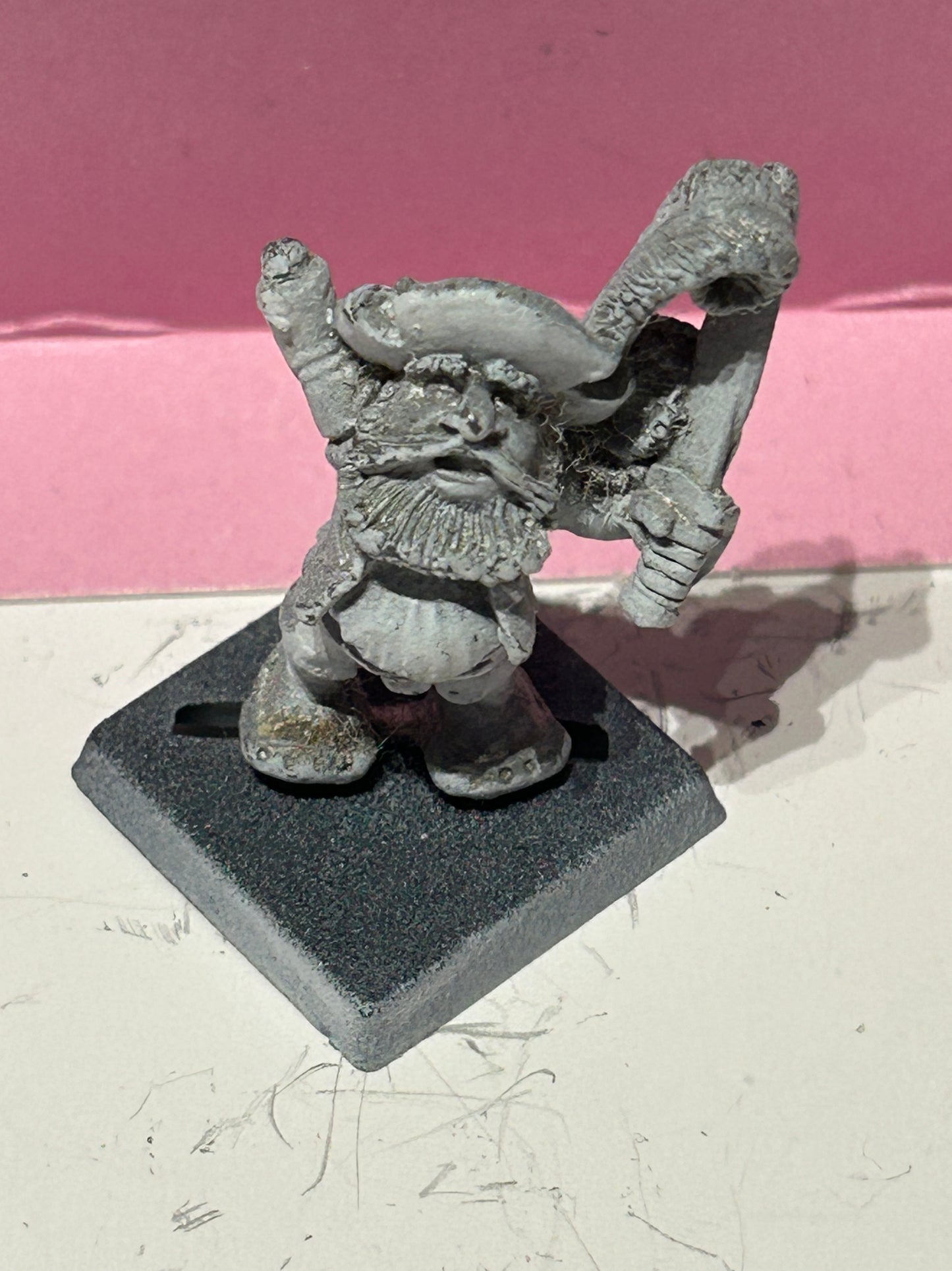 Warhammer fantasy dwarf bannerman (missing hand with banner)