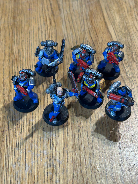 Warhammer 40k 7 space marines (one is missing an arm)