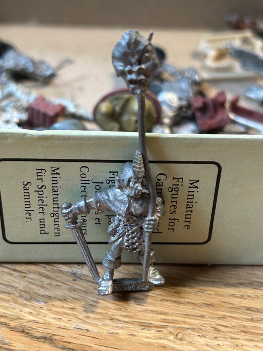 Warhammer fantasy dark elf standard bearer