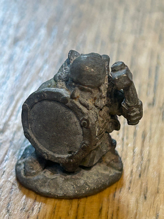 Warhammer fantasy preslotta dwarf with hammer and shield