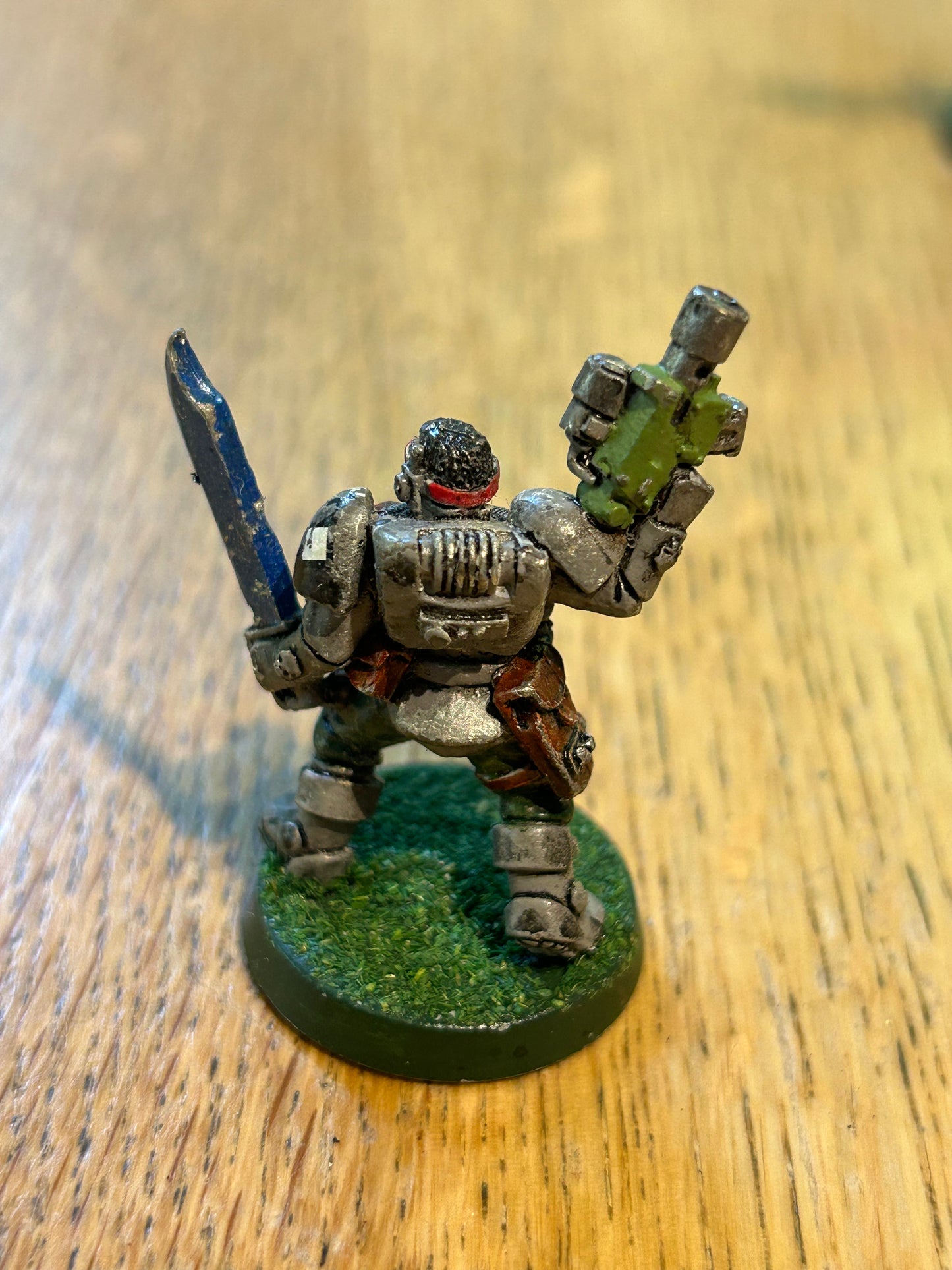 Scout - bolt pistol & sword - Space Marine - Metal -