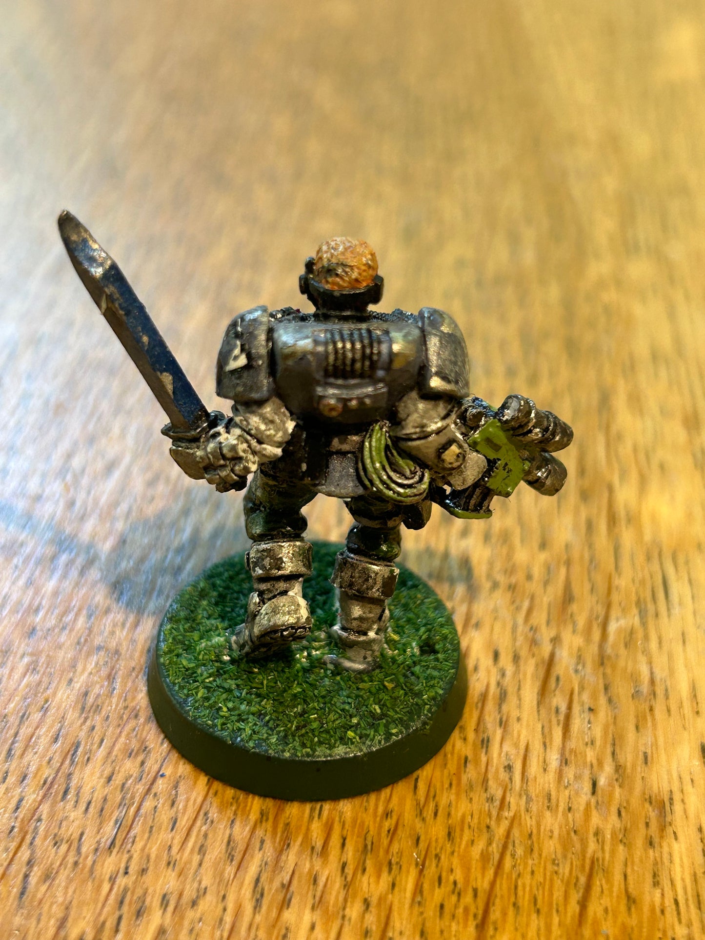Scout - bolt pistol & sword - Space Marine - Metal -