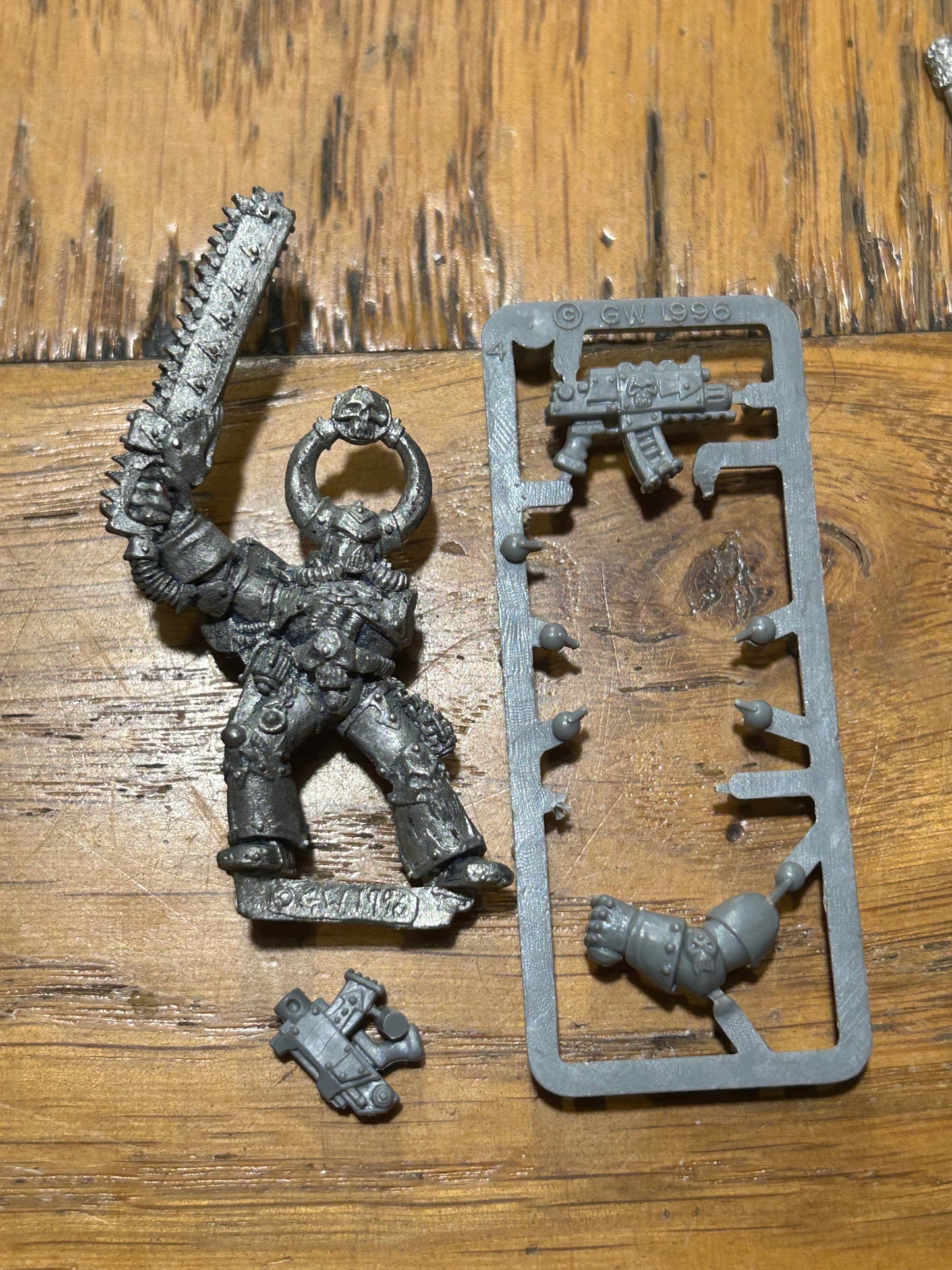Chaos Space Marine Champion - Warhammer 40k - 1990s Games Workshop Metal
 (Has been stripped and has no backpack or plastic shoulder pad)