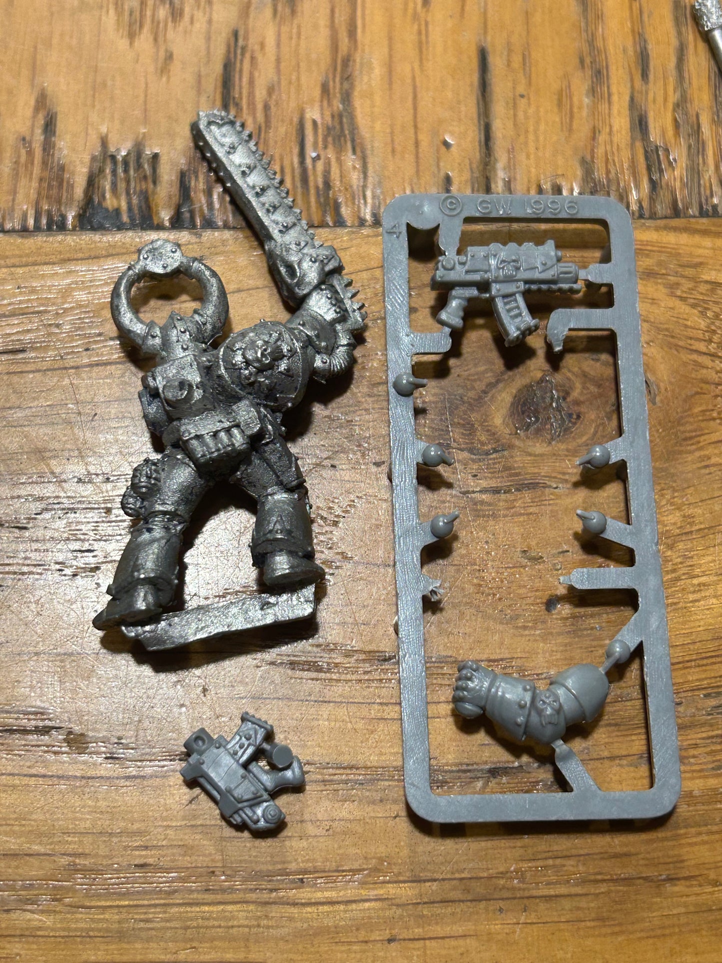 Chaos Space Marine Champion - Warhammer 40k - 1990s Games Workshop Metal
 (Has been stripped and has no backpack or plastic shoulder pad)