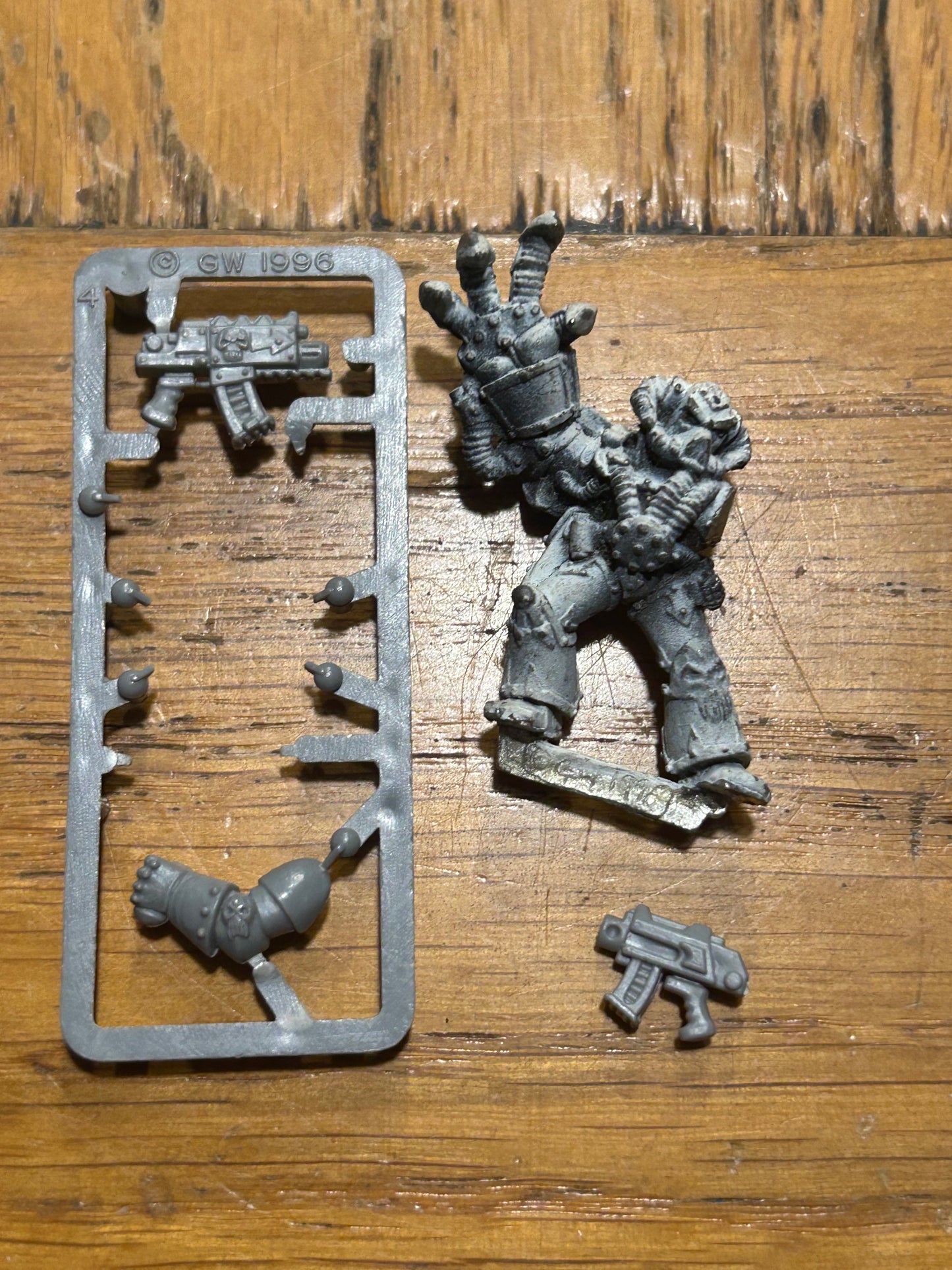 Chaos Space Marine Champion - Warhammer 40k - 1990s Games Workshop Metal
 (Has been stripped and has no backpack or plastic shoulder pad)