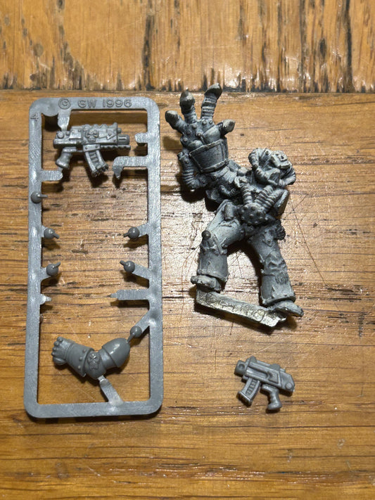 Chaos Space Marine Champion - Warhammer 40k - 1990s Games Workshop Metal
 (Has been stripped and has no backpack or plastic shoulder pad)
