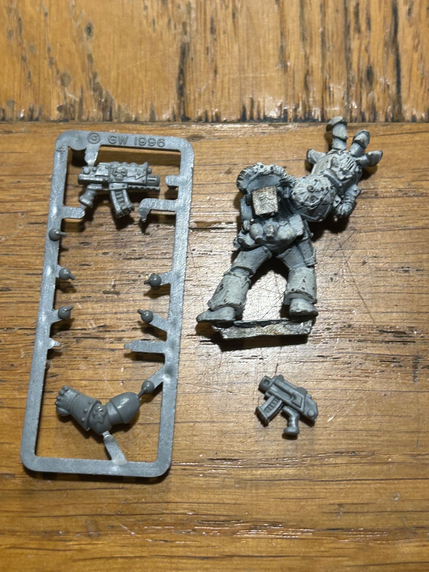 Chaos Space Marine Champion - Warhammer 40k - 1990s Games Workshop Metal
 (Has been stripped and has no backpack or plastic shoulder pad)